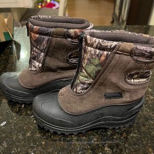 NWT Itasca Boys Camo Snow Stomper Boots Size 2  WHAT A STEAL!